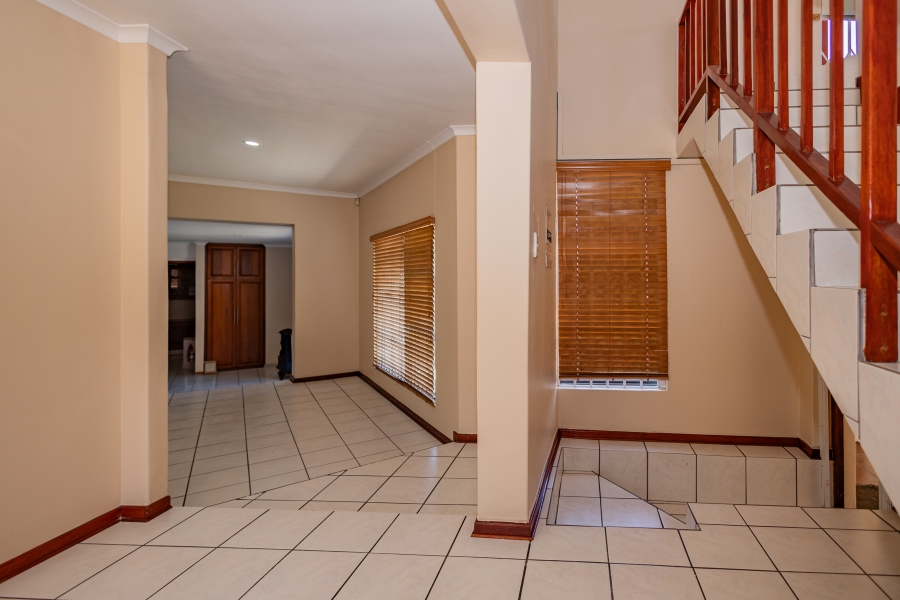 To Let 3 Bedroom Property for Rent in Loevenstein Western Cape